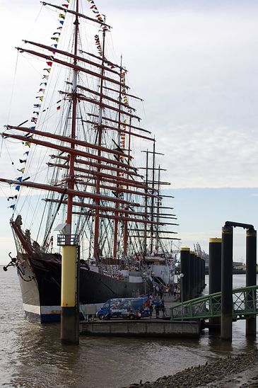 Die Viermastbark Sedov,  noch auf allen Meeren zu Haus, ist das größte Segelschiff der Welt!